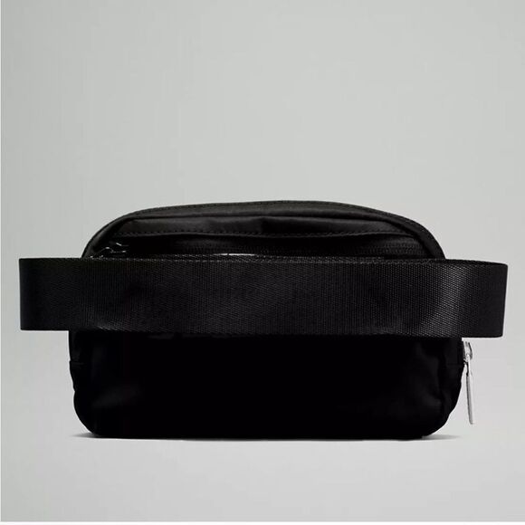 NWT New Lululemon Everywhere Belt Bag, Black w/Silver Hardware 1L Bum Bag - Picture 4 of 14
